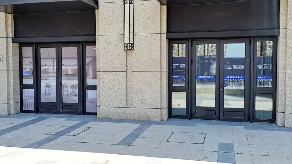 2021.5.11日 上东金茂府道闸及商业街门窗装饰 9