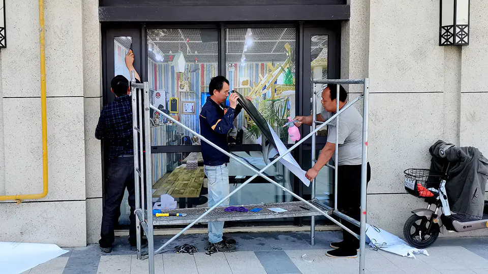 2021.5.11日 上东金茂府道闸及商业街门窗装饰 5
