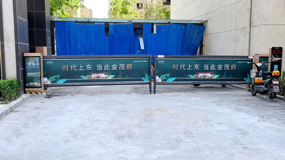 2021.5.11日 上东金茂府道闸及商业街门窗装饰 11