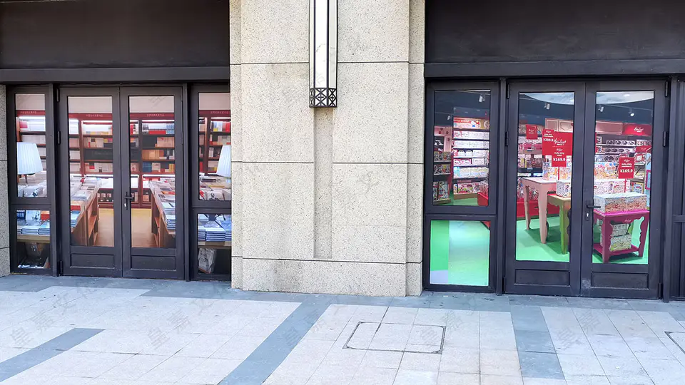 2021.5.11日 上东金茂府道闸及商业街门窗装饰 3