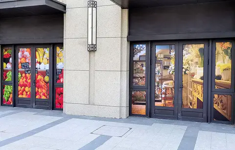 2021.5.11日 上东金茂府道闸及商业街门窗装饰 实景图